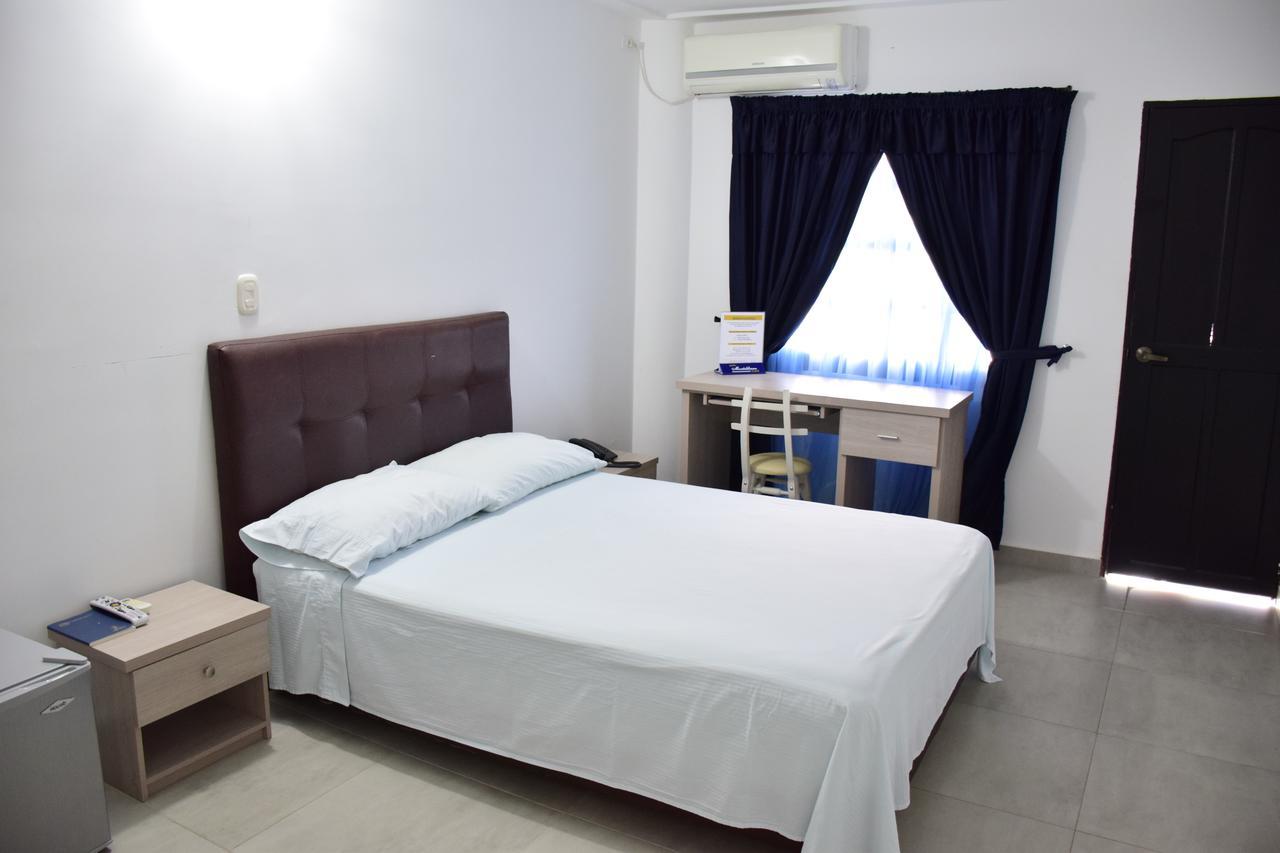 Hotel Plaza Real Montelíbano Екстериор снимка